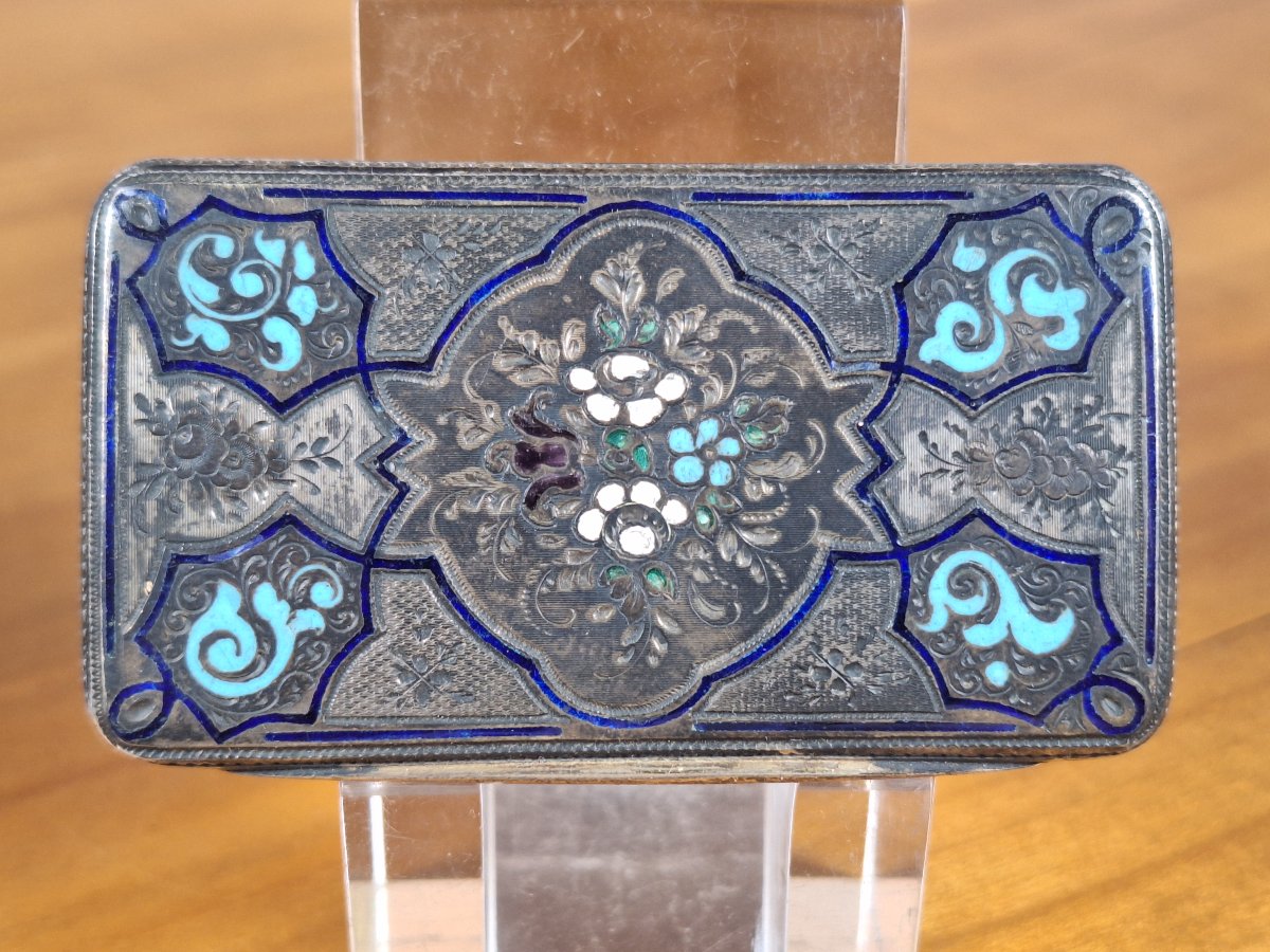 Boîte en argent émaillé polychrome - Travail français XIXe siècle
