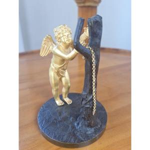 Porte-montre ou baguier en bronze doré – Amour enchaîné – Époque Charles X