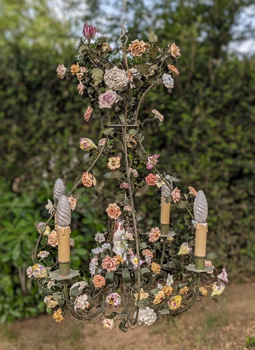 Lustre cage avec feuillage et fleurs et oiseau
