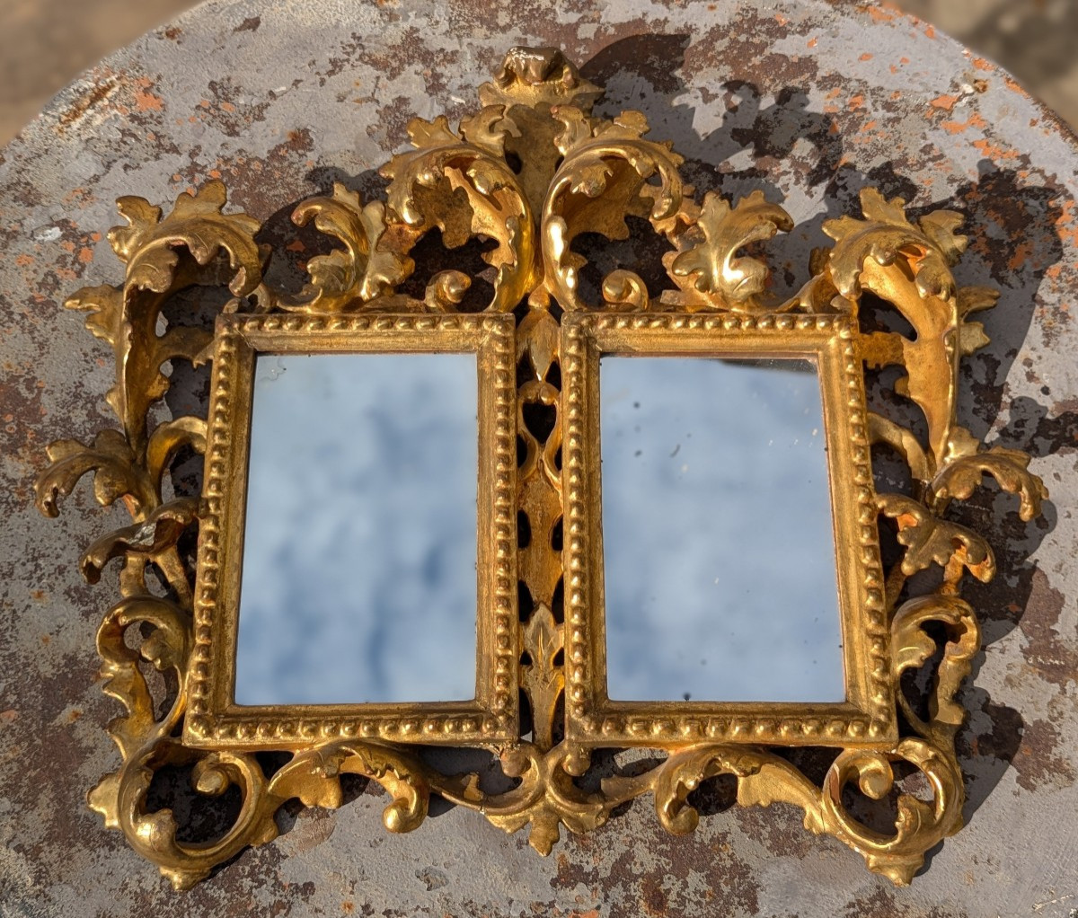 Cadre italien en bois sculpté et doré avec double miroir 