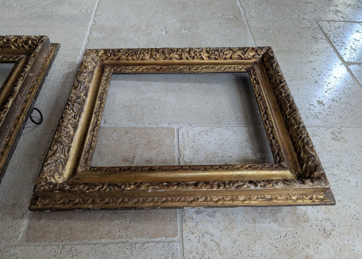 Paire de cadres à clés en bois sculpté et doré -photo-1