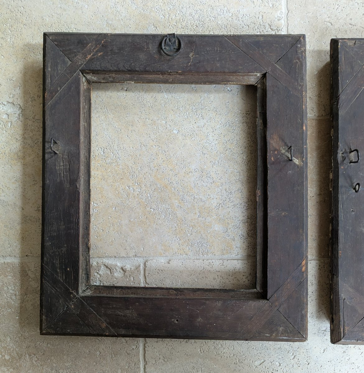 Paire de cadres à clés en bois sculpté et doré -photo-3