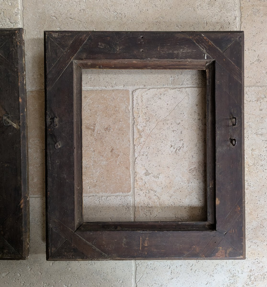 Paire de cadres à clés en bois sculpté et doré -photo-4