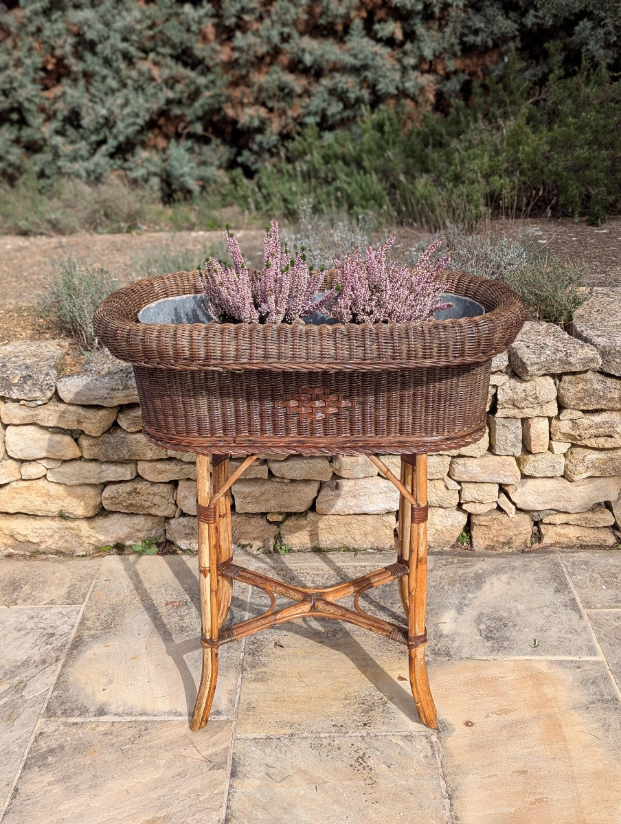Jardinière sur pieds en rotin et bambou.