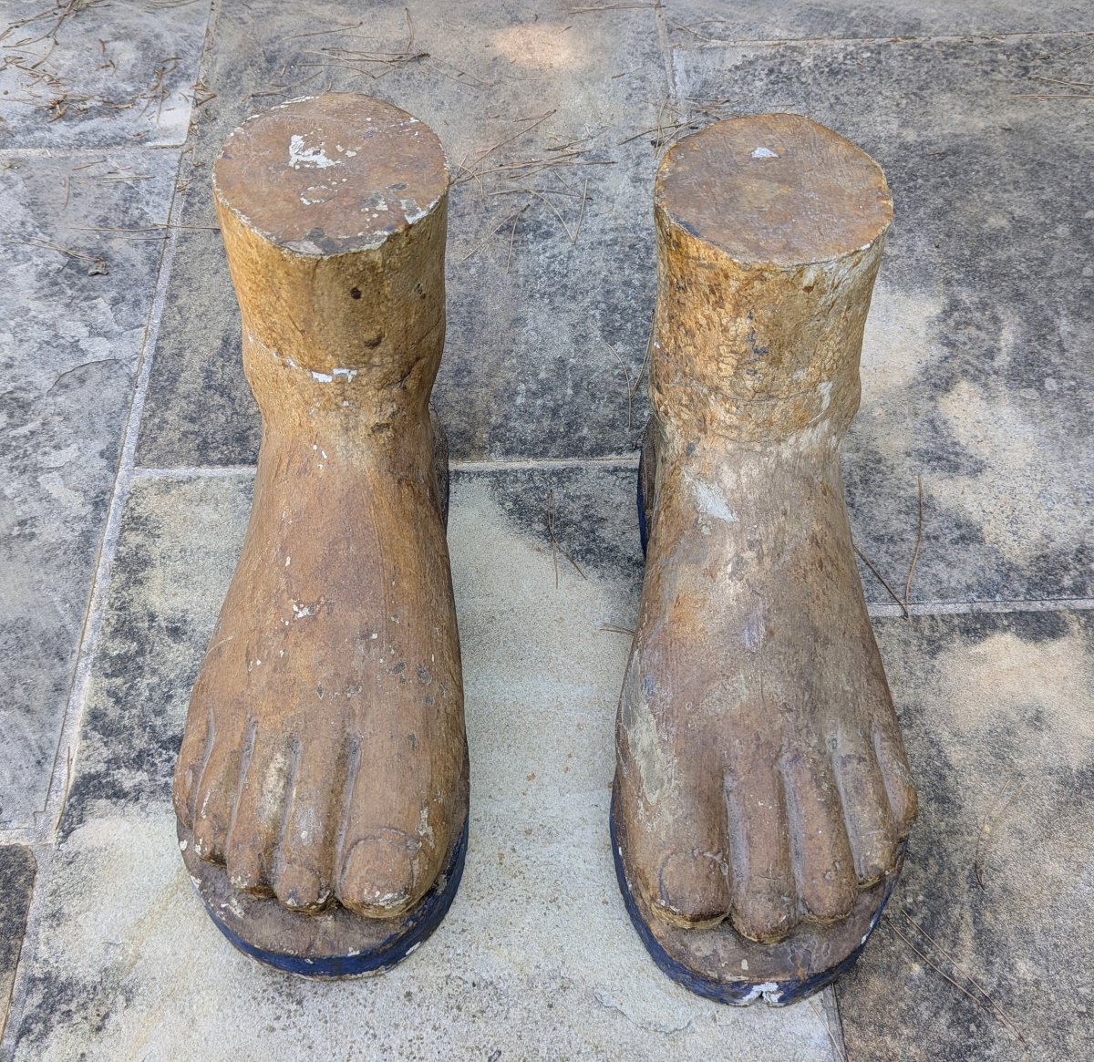 2 importants pieds en bois patinés. Dans l'esprit des ex-voto anatomiques -photo-4