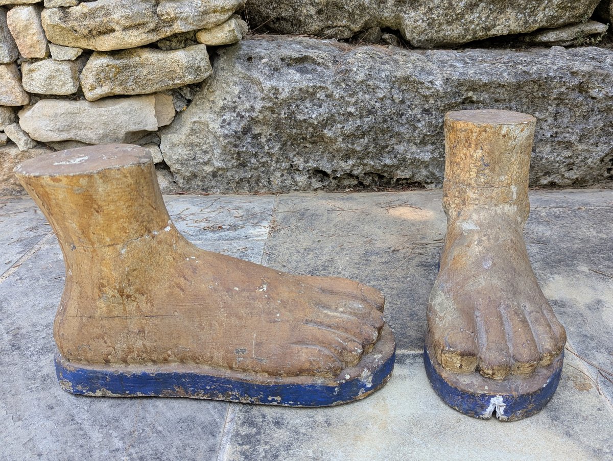 2 importants pieds en bois patinés. Dans l'esprit des ex-voto anatomiques -photo-2