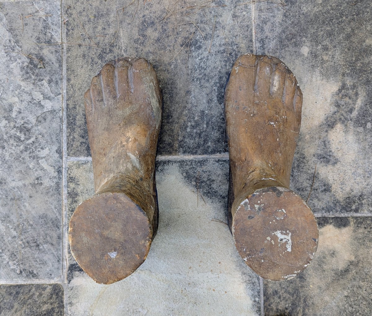 2 importants pieds en bois patinés. Dans l'esprit des ex-voto anatomiques -photo-4