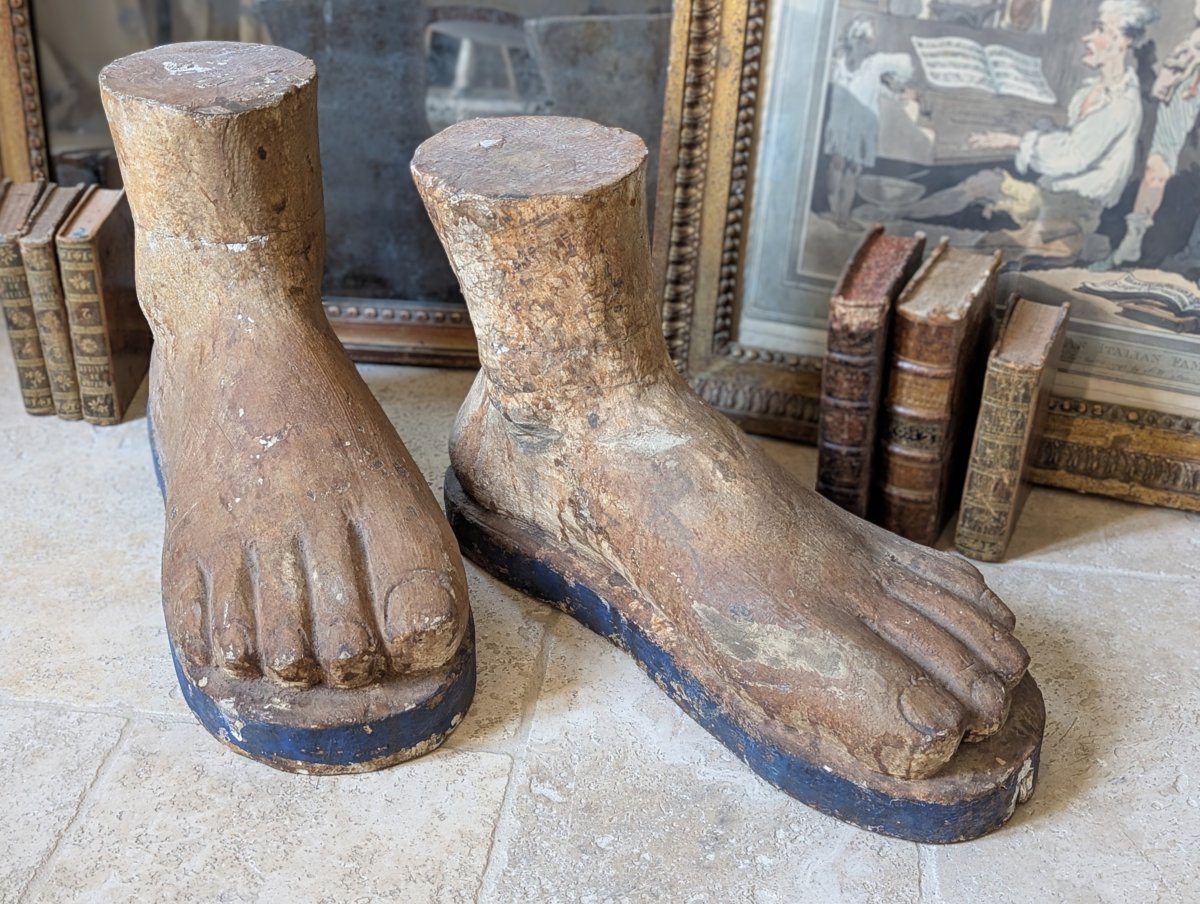 2 importants pieds en bois patinés. Dans l'esprit des ex-voto anatomiques 