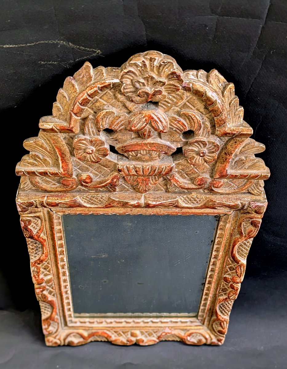 Petit miroir en bois sculpté et doré de style regence.-photo-1