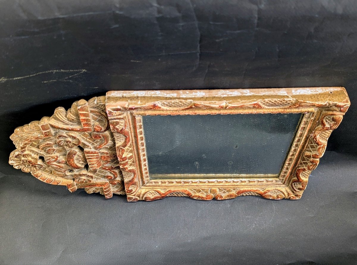 Petit miroir en bois sculpté et doré de style regence.-photo-2