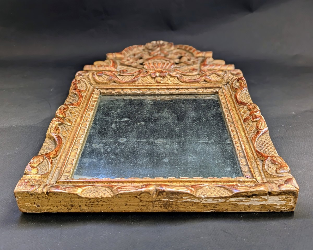 Petit miroir en bois sculpté et doré de style regence.-photo-4