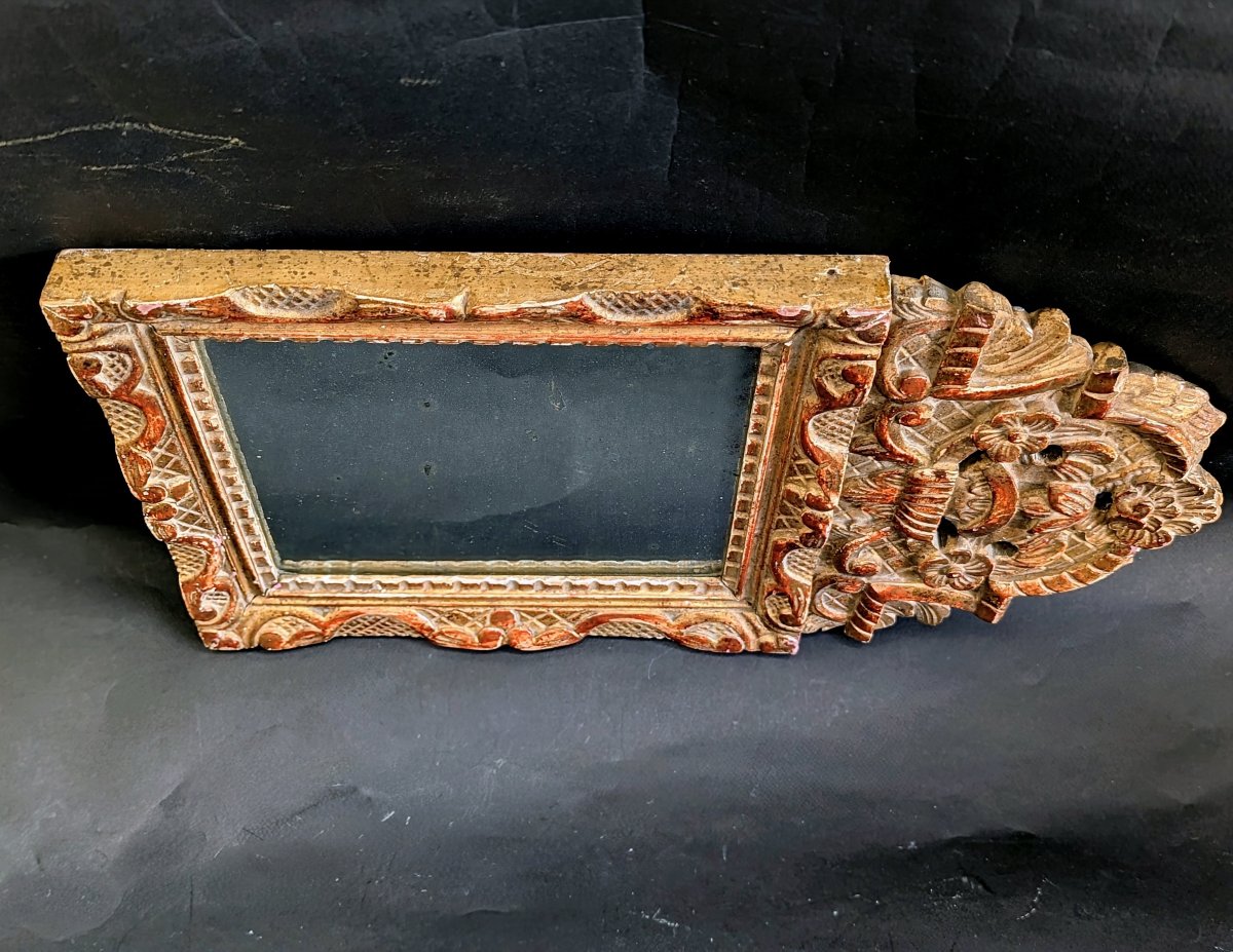 Petit miroir en bois sculpté et doré de style regence.-photo-5