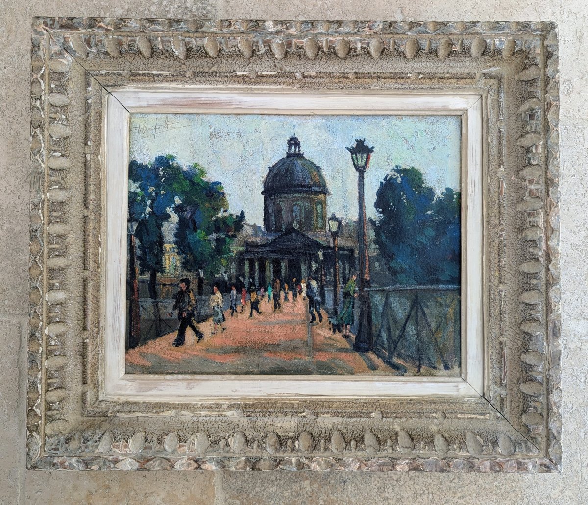 Paris, promeneurs sur le Pont des Arts. 