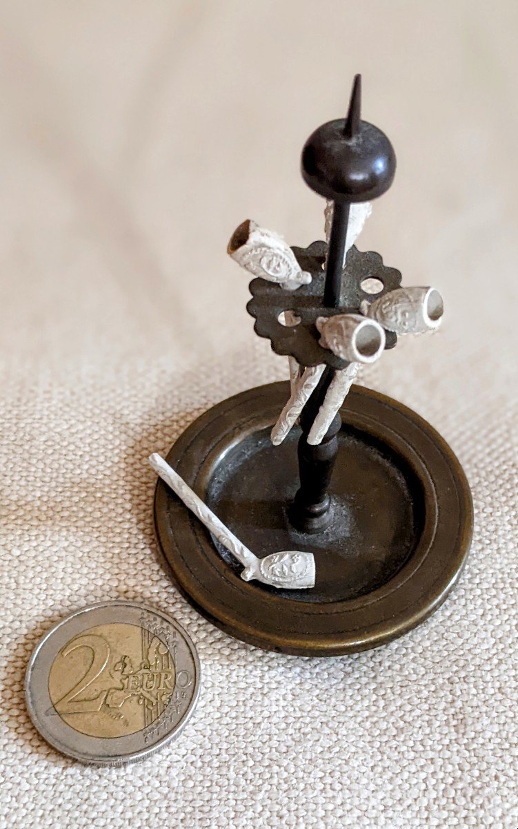 Miniature Pipe Holder