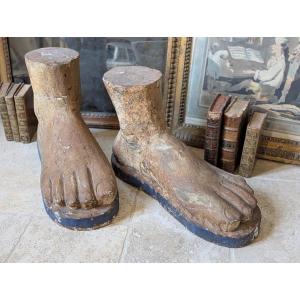 2 importants pieds en bois patinés. Dans l'esprit des ex-voto anatomiques