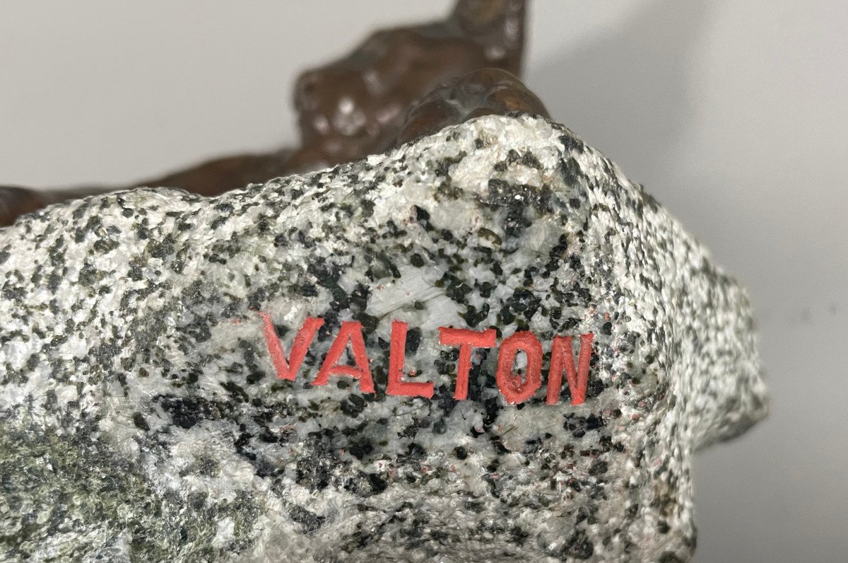 Charles Valton 1851-1918 Lionne Sur Un Rocher Bronze Et Granit -photo-1