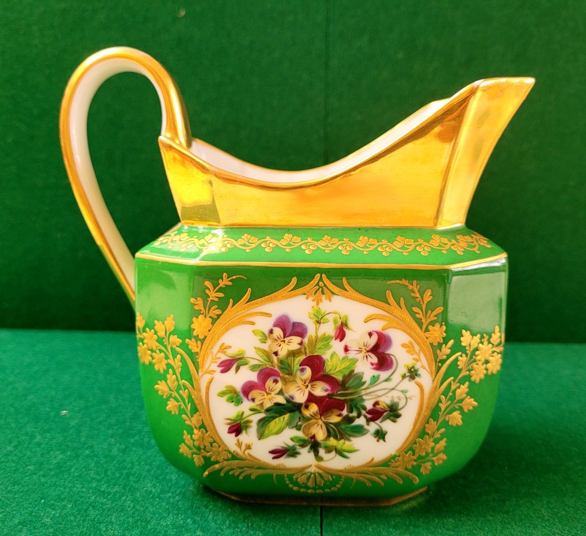 POT &Agrave; LAIT-PORCELAINE-JACOB PETIT-PARIS-D&Eacute;COR FLORAL-DORURE-VERS 1830-NON SIGN&Eacute;