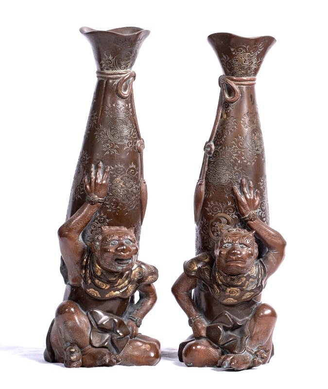 Japon, ère Meiji (1868-1912) -  Paire De Vases Figurant Deux Yokai Oni Assis 