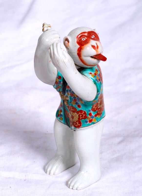 Japon, ère Meiji - Statuette Mobile En Porcelaine De Singe Sarumawashi Jouant Du Kagura Suzu