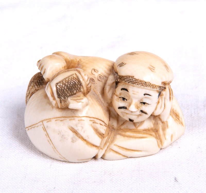 Japon, Fin Du 19ème - Début Du 20ème Siècle - Netsuke Signé Figurant Le Dieu Du Bonheur Daikoku