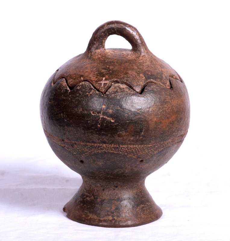 Africa, 20th Century - Covered Jar With Small Handle And Serrated Lid In Glazed Earth