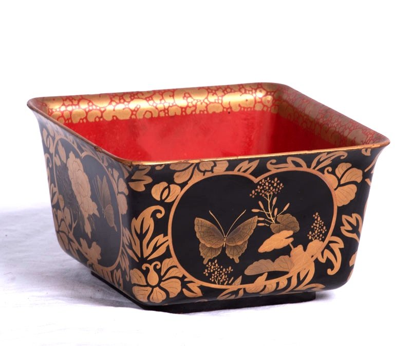 Japan, Meiji Era - Quadrilobed Lacquer Cup Decorated With Butterfly, Bird And Vegetation