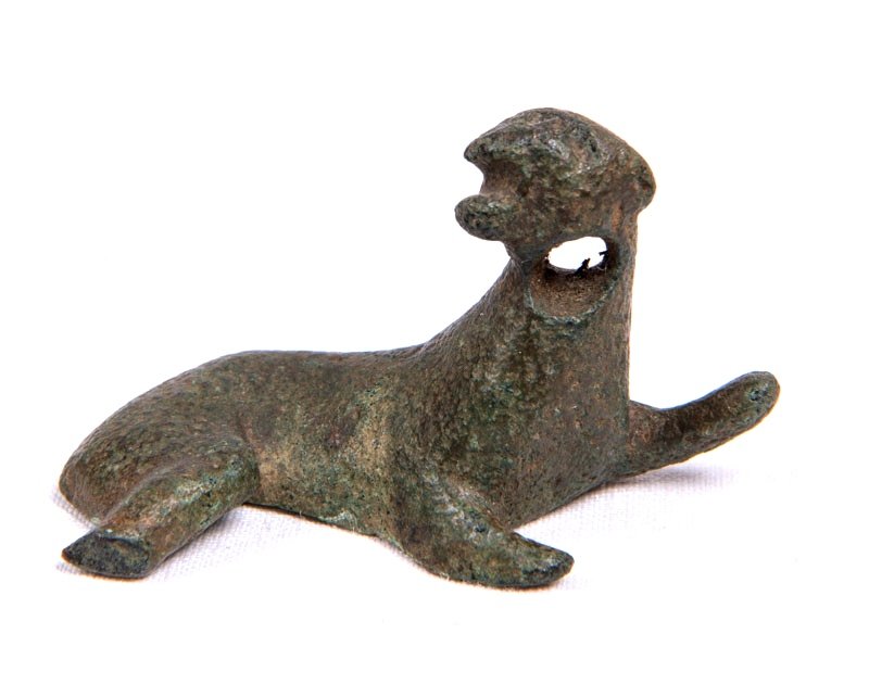 Début De l'Art Islamique - Statuette De Lionne Couchée En Bronze Patiné