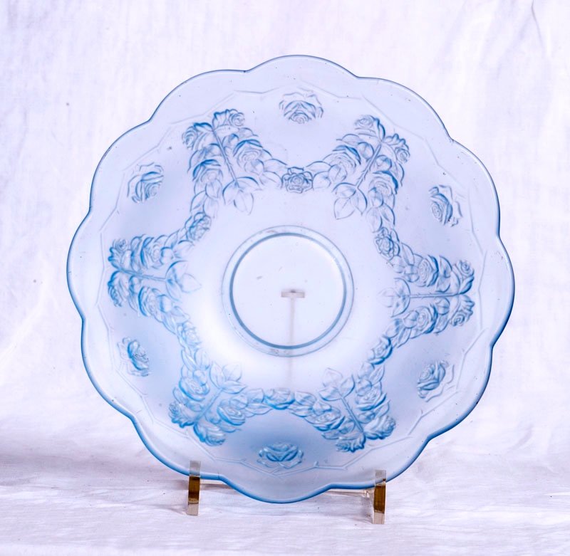Ecole Du 20ème Siècle - Coupe Polylobée En Verre Bleu à Décor De Guirlandes De Roses