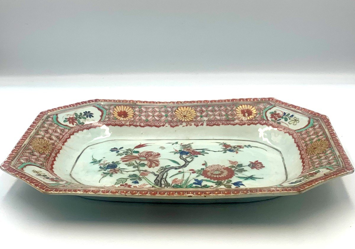 Rectangular Plate With Sides - Enameled Porcelain From La Famille Verte - China - 18th Century