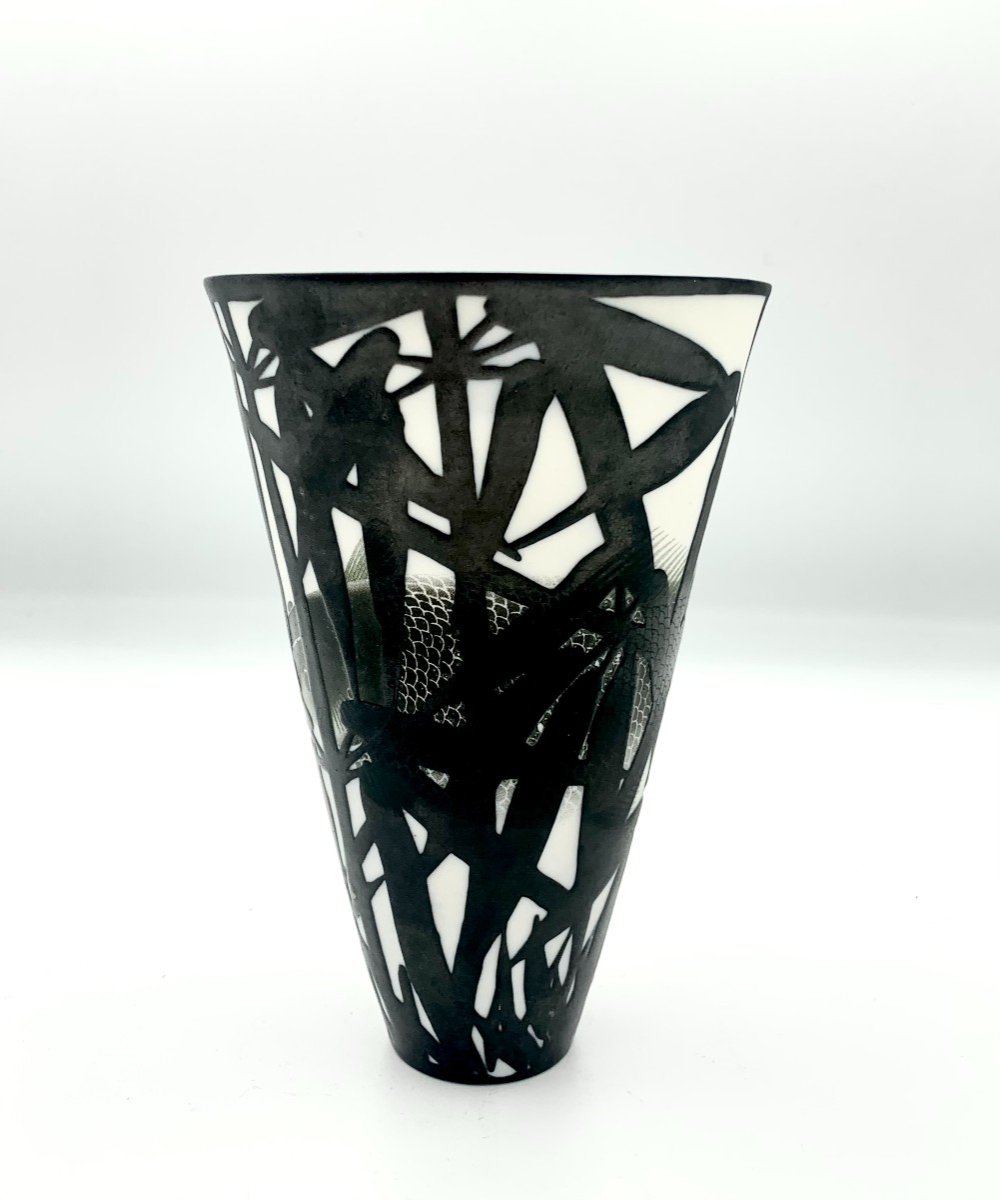 Anima Roos (née En 1956) -  Vase évasé En Porcelaine à Décor émaillé Noir De Carpes  