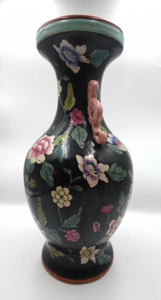 Chine, fin 19ème – début 20ème siècle – Vase en porcelaine à décor floral sur fond noir-photo-1