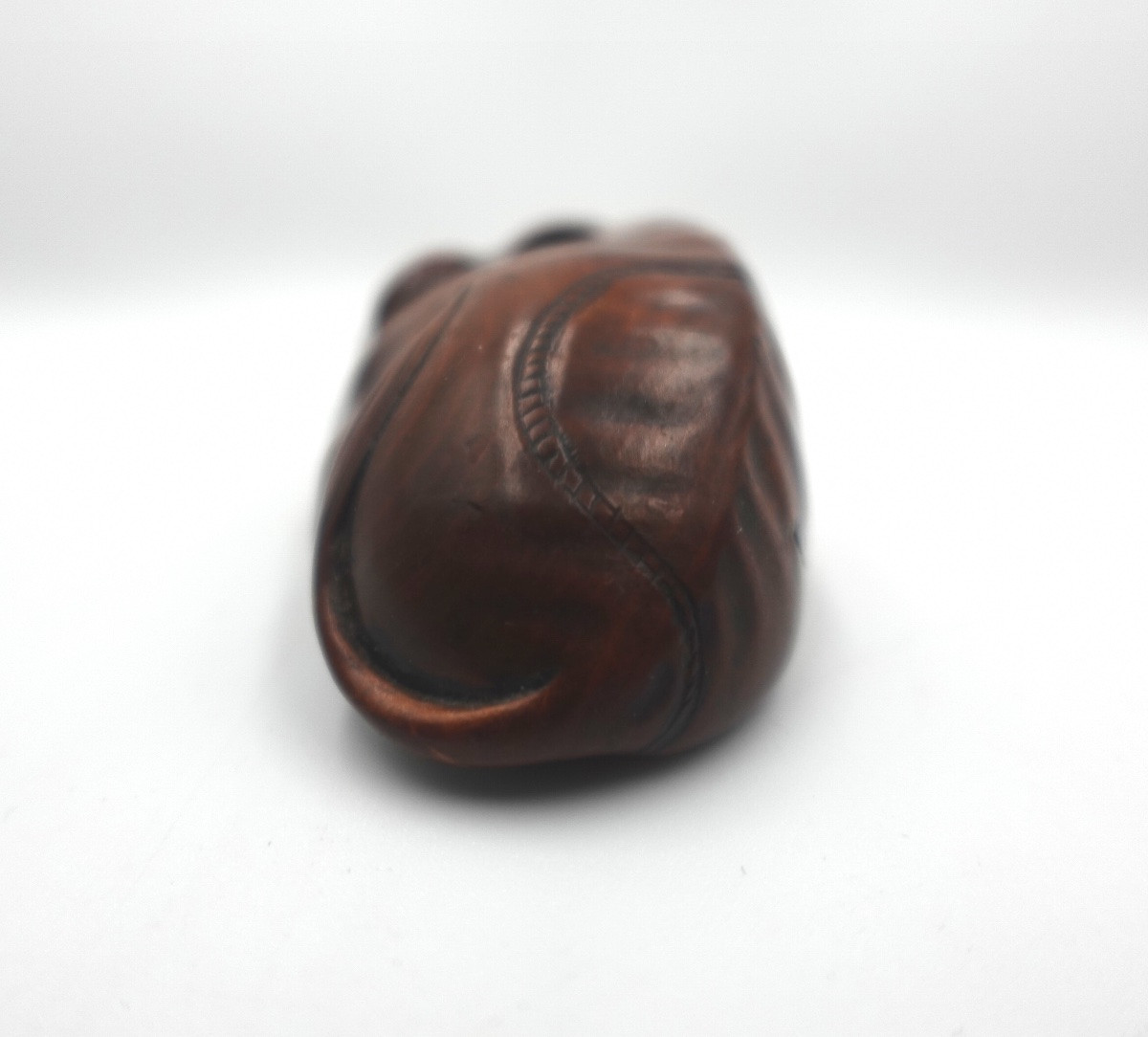 Japon époque Edo (1603–1868) – Netsuke en bois sculpté figurant un buffle au repos-photo-1