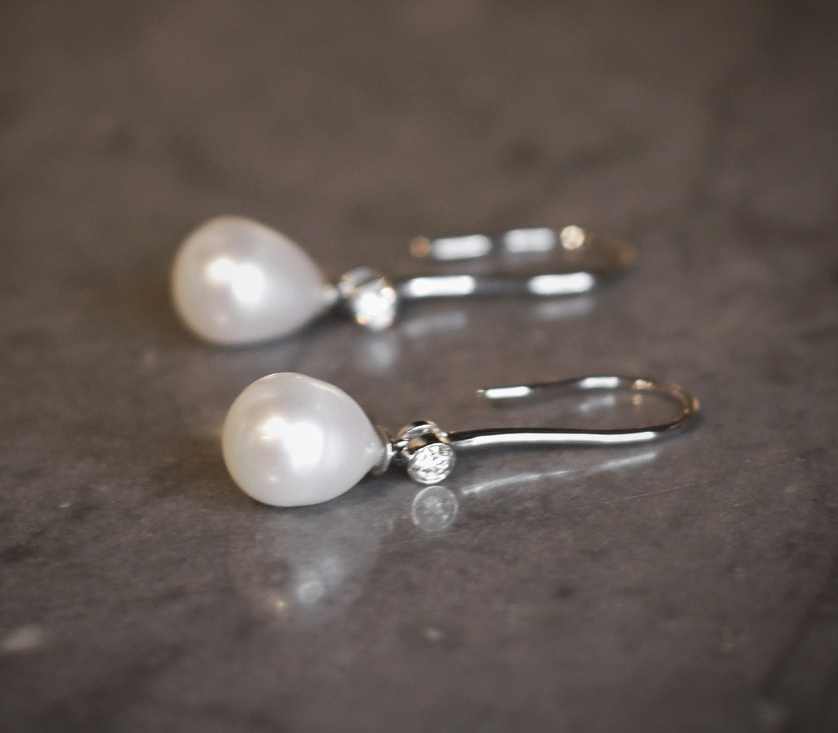 18k White Gold, Diamond And Oblong Pearl Drop Earrings-photo-4
