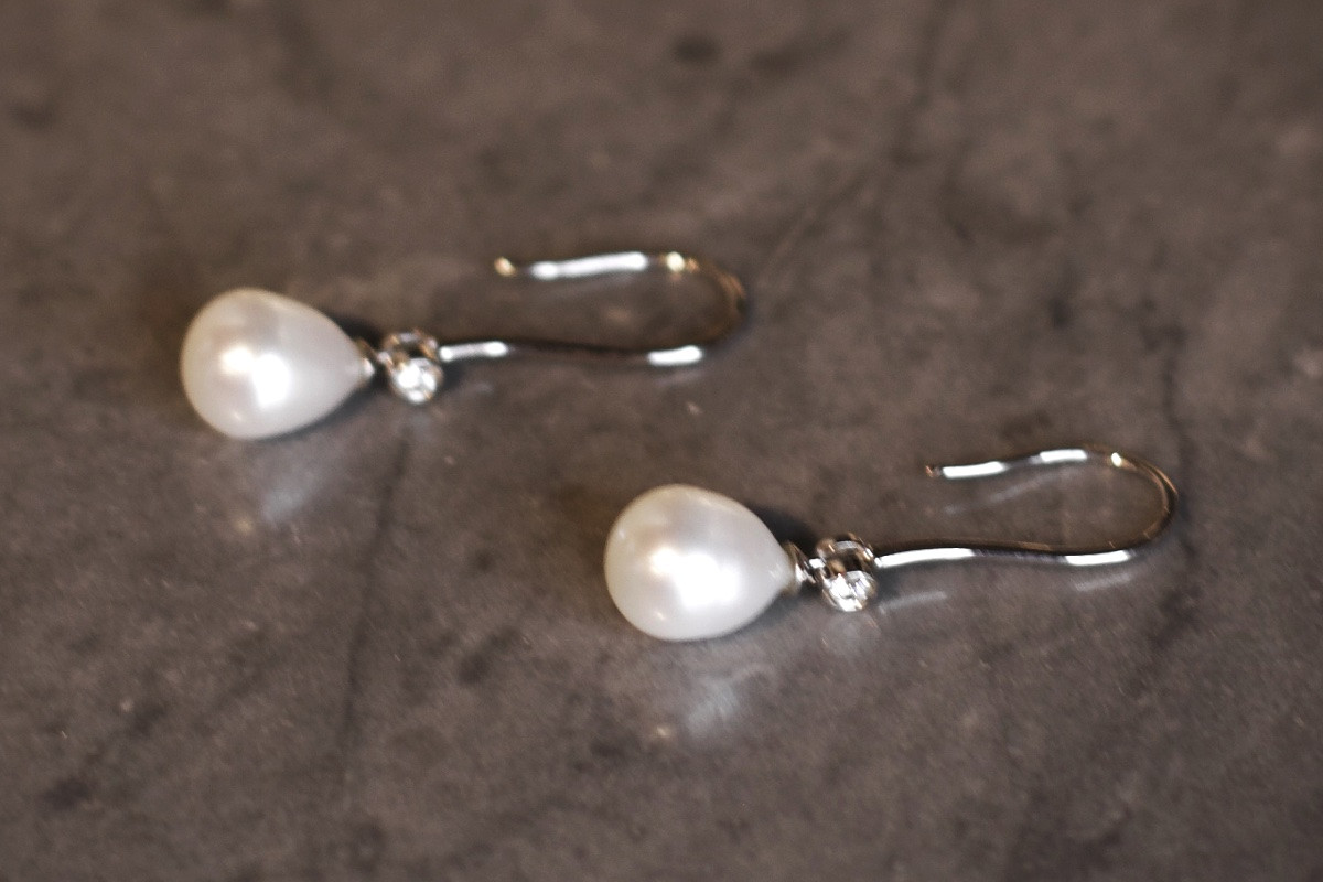 18k White Gold, Diamond And Oblong Pearl Drop Earrings-photo-5