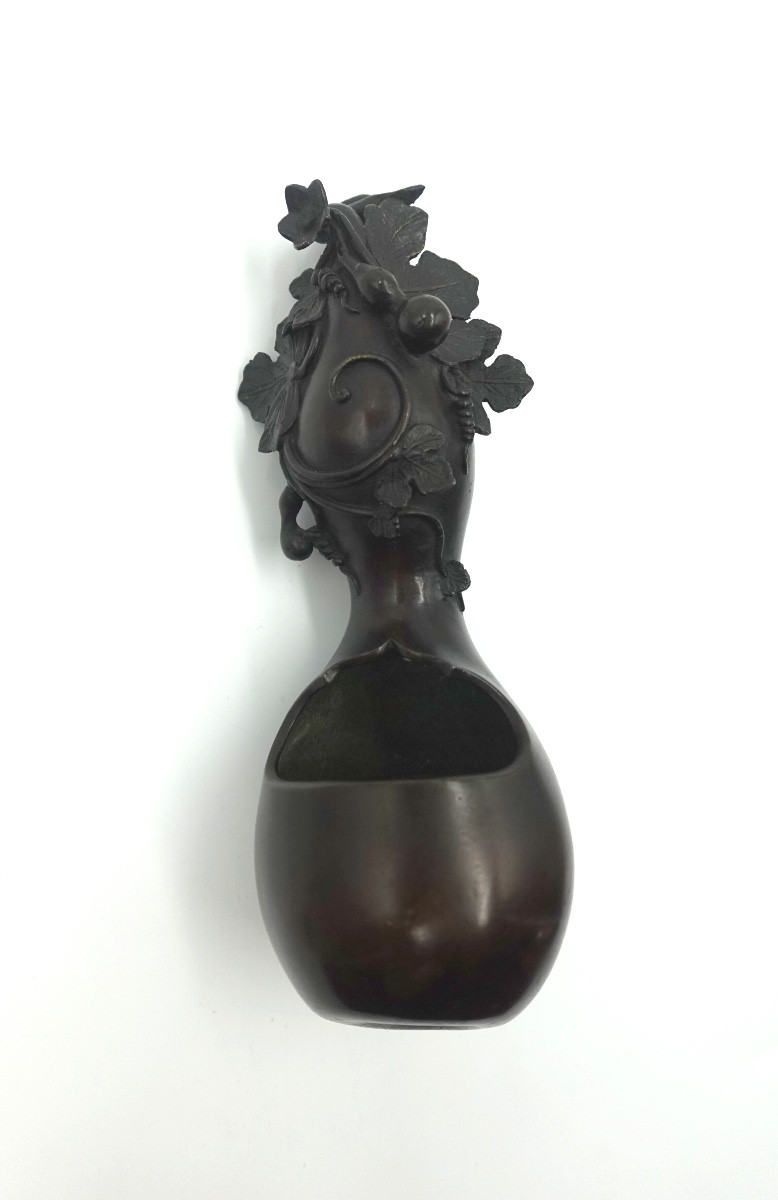 Japon, époque Meiji (1868-1912) - Vase à fleurs (hanaike) en bronze 