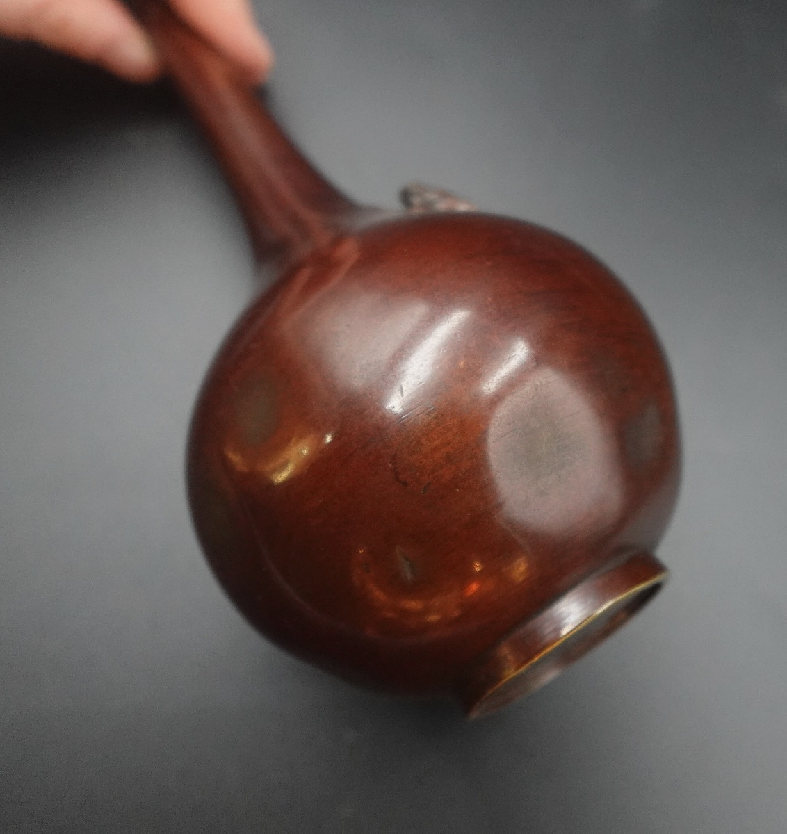 Japon, époque Shōwa  - Vase soliflore en bronze figurant une grenouille-photo-4