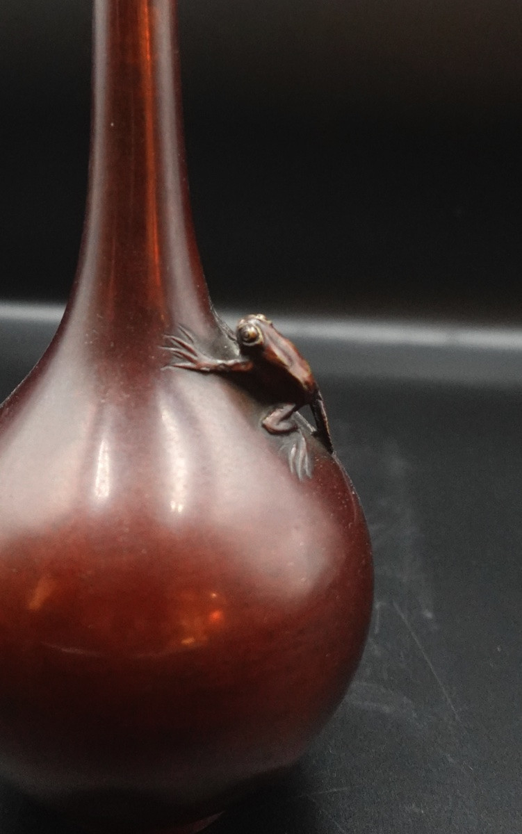 Japon, époque Shōwa  - Vase soliflore en bronze figurant une grenouille-photo-7