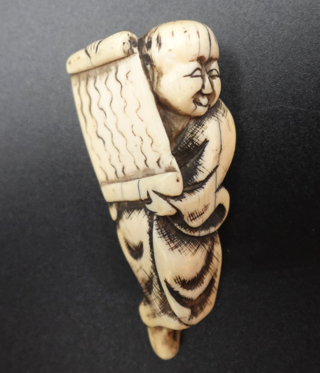 Japan, Mid-edo Period (1603-1868) - Netsuke Of A Man Holding A Scroll-photo-3