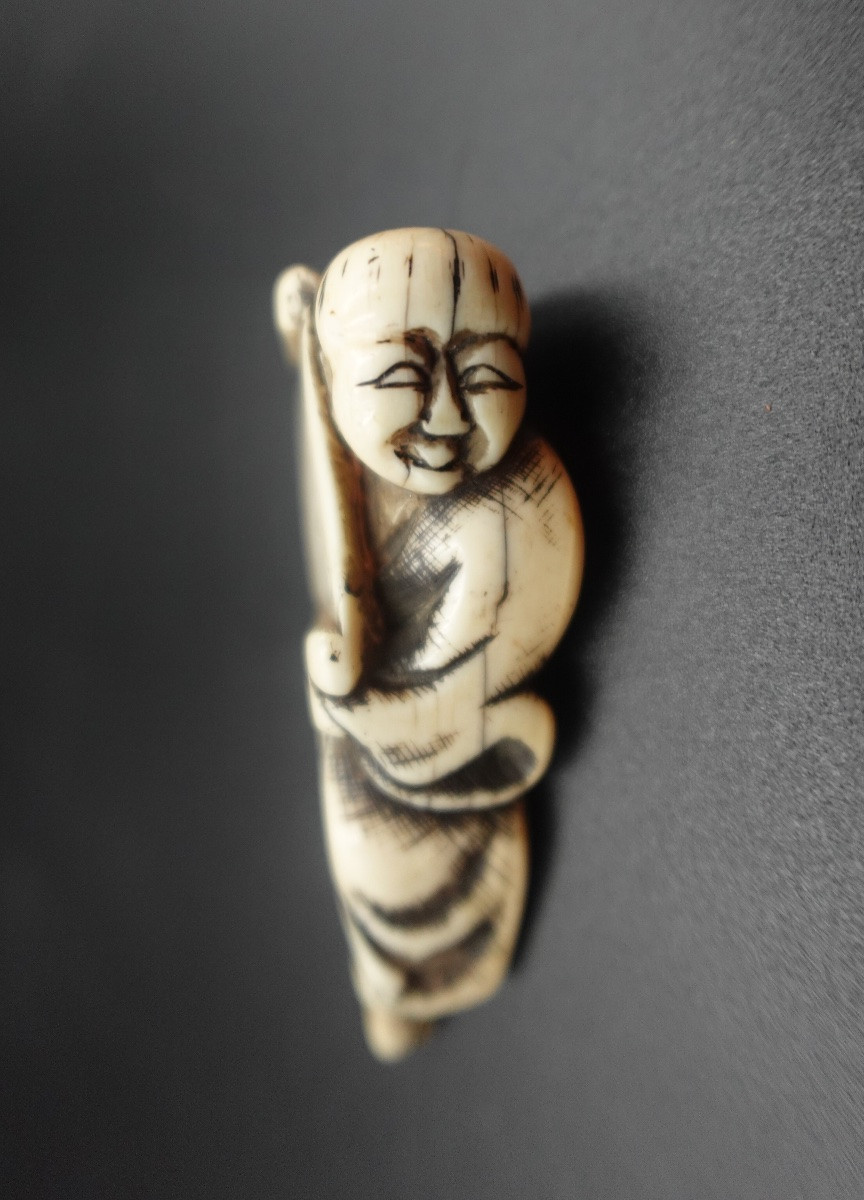 Japan, Mid-edo Period (1603-1868) - Netsuke Of A Man Holding A Scroll-photo-5