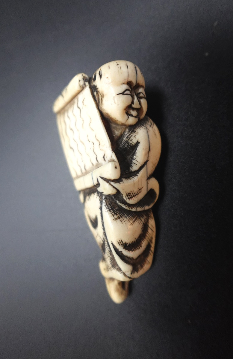 Japan, Mid-edo Period (1603-1868) - Netsuke Of A Man Holding A Scroll