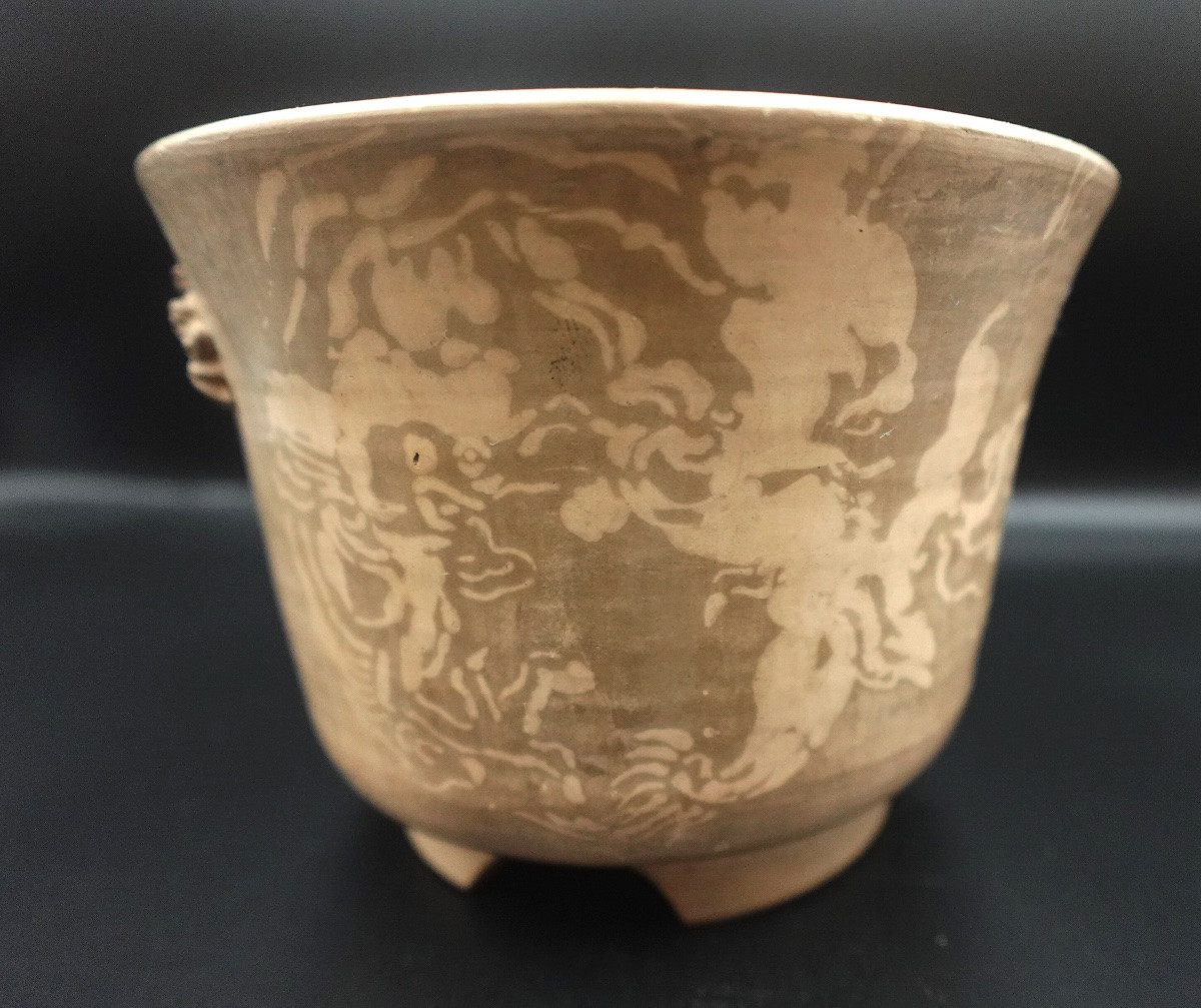 Japon, 19ème siècle - Chawan en grès à décor de dragon & baku, crabes, intérieur laqué or-photo-1