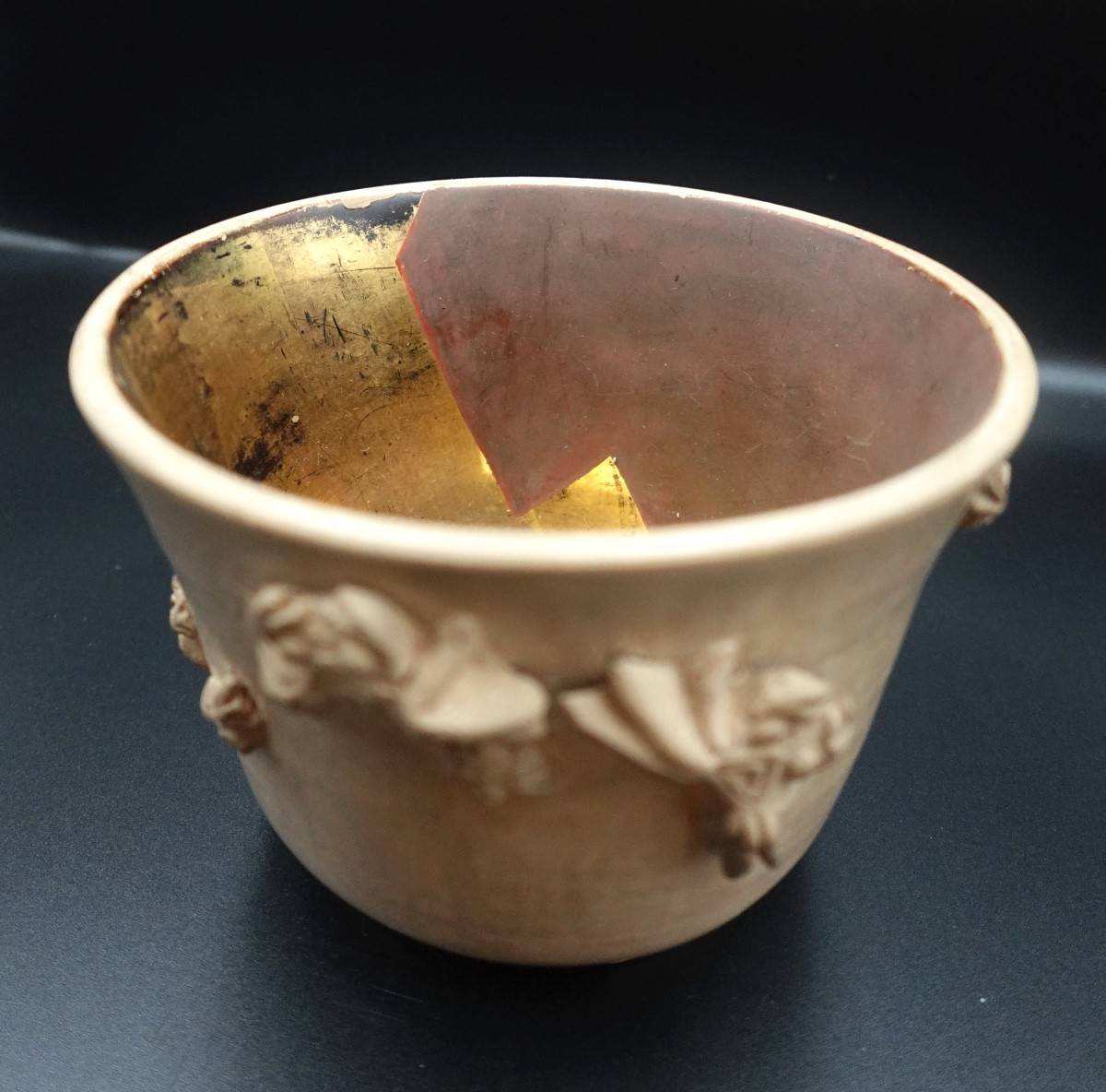 Japon, 19ème siècle - Chawan en grès à décor de dragon & baku, crabes, intérieur laqué or