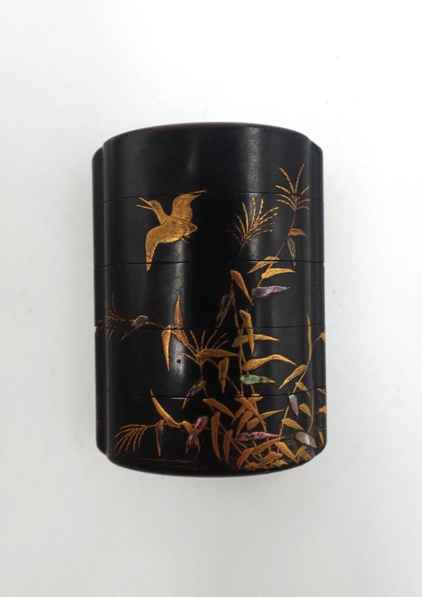 Inrō japonais à cinq cases, oiseaux et voyageur, signé 幸々齋-photo-2
