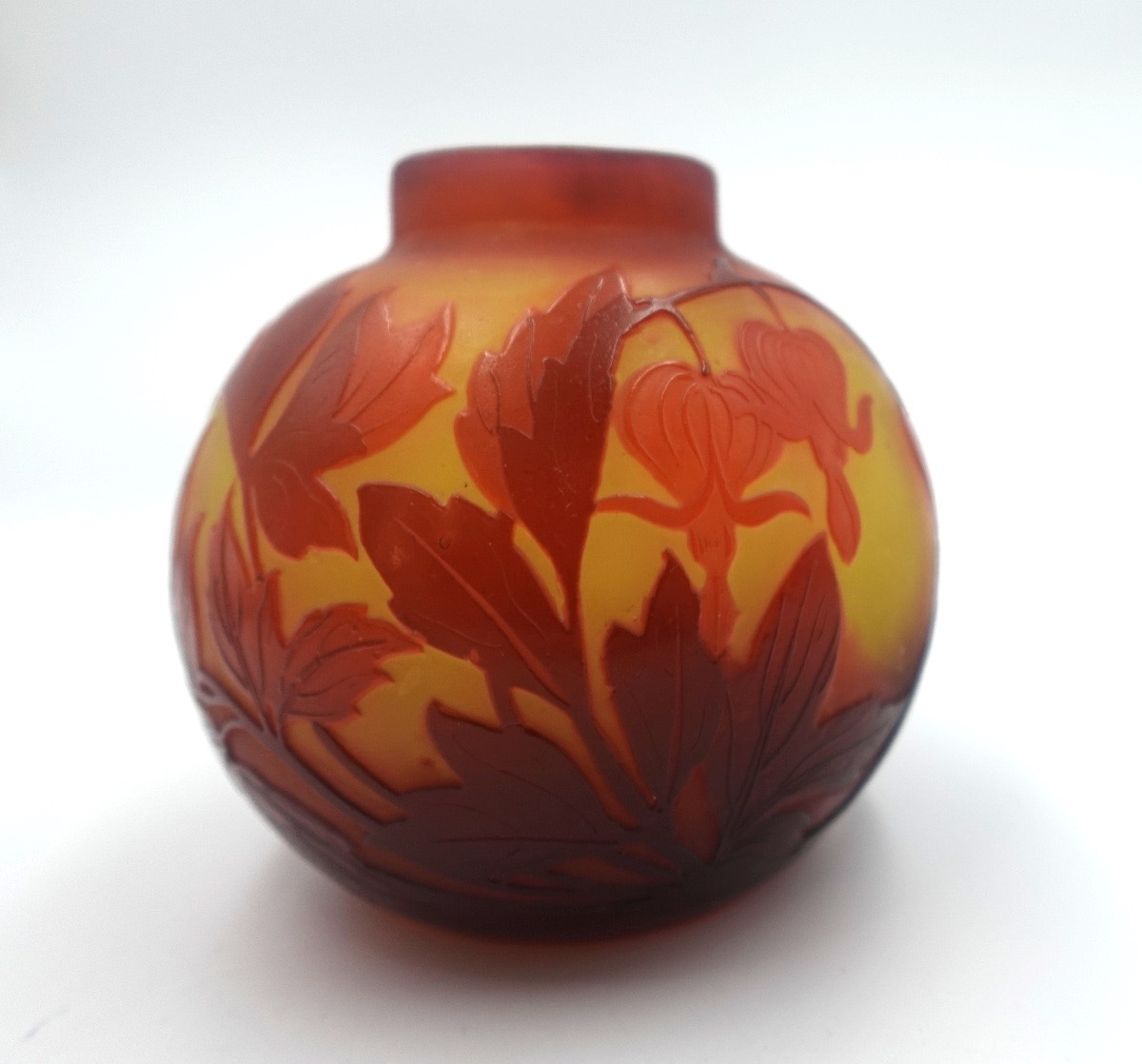Établissements Gallé - Petit vase boule aux « cœurs-de-Marie » - signé-photo-1