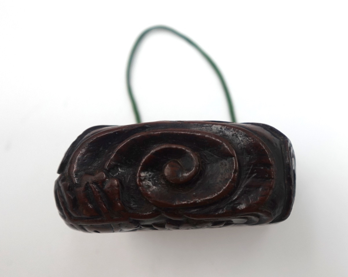 Japon, ère Meiji (1868–1912) - Tonkotsu en bois sculpté, décor floral et volutes-photo-4