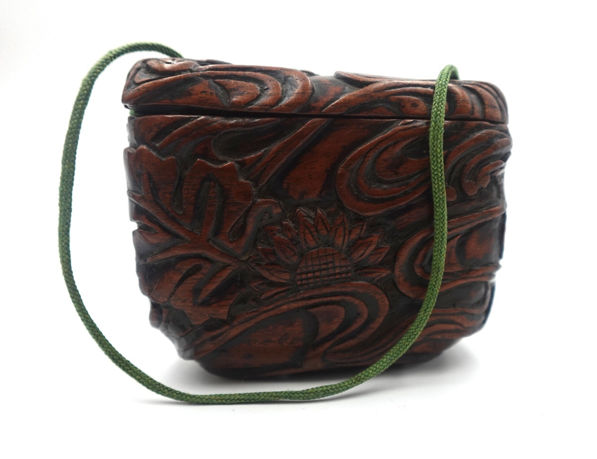 Japon, ère Meiji (1868–1912) - Tonkotsu en bois sculpté, décor floral et volutes