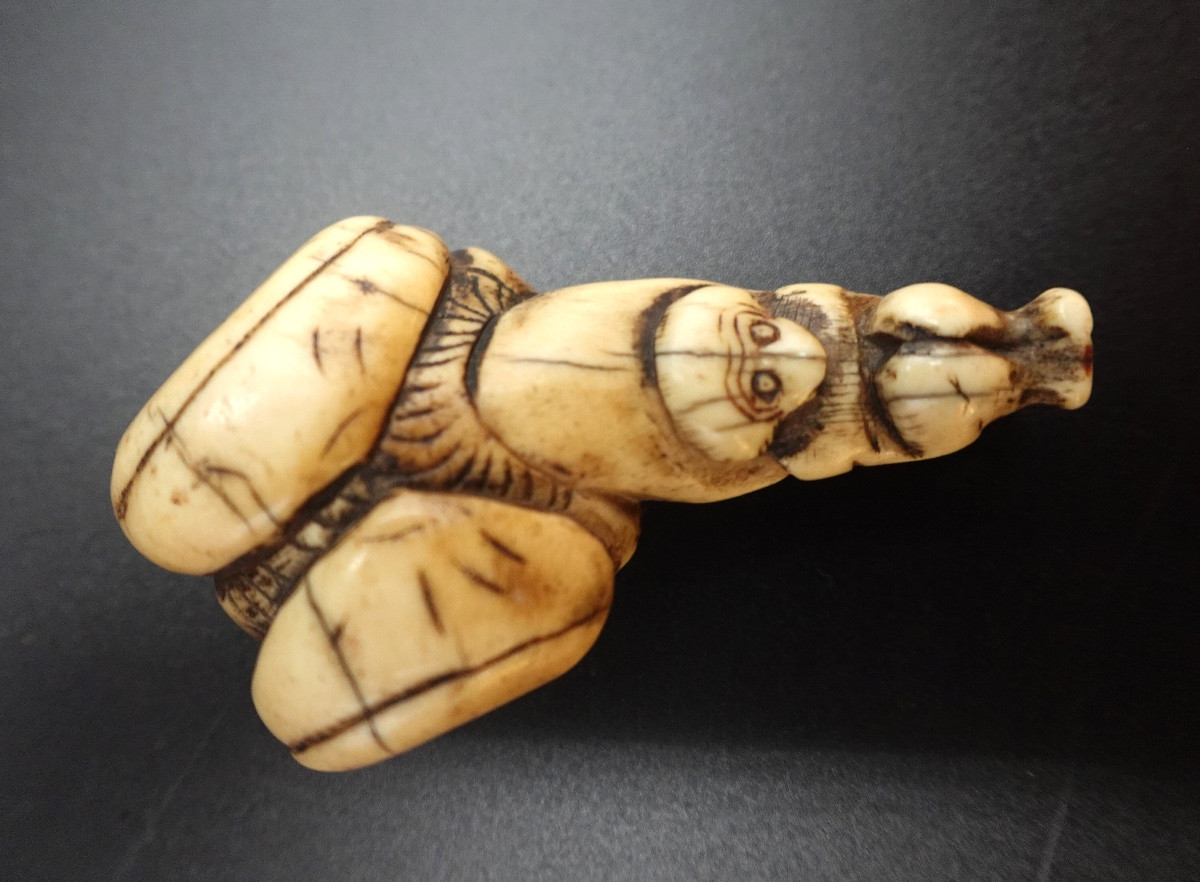 Japon, milieu Époque Edo (1603–1868) - Netsuke shunga en andouiller « porteur aux ballots »-photo-2