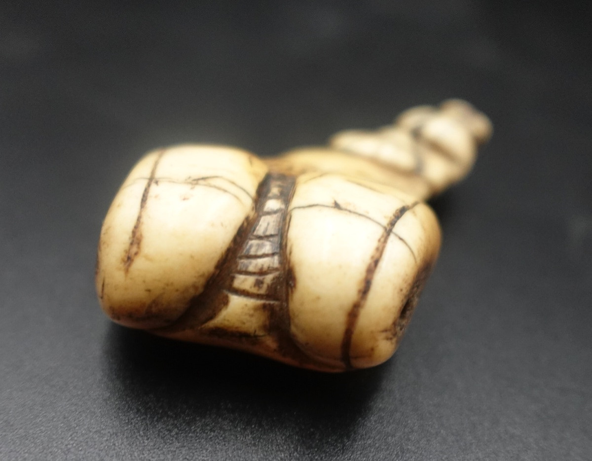 Japon, milieu Époque Edo (1603–1868) - Netsuke shunga en andouiller « porteur aux ballots »-photo-3