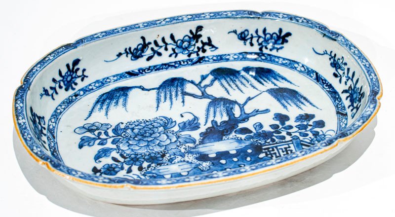 China 18th Century - White Blue Porcelain Dish With Garden Decoration And Peony