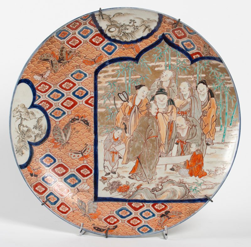 Japon ère Meiji - Grand Plat En Porcelaine à Décor Des Sept Divinités Du Bonheur Shichifukujin